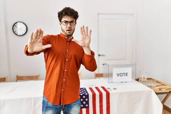 Hombre Hispano Que Está Lado Sala Elecciones Asustado Aterrorizado Por —  Fotos de Stock