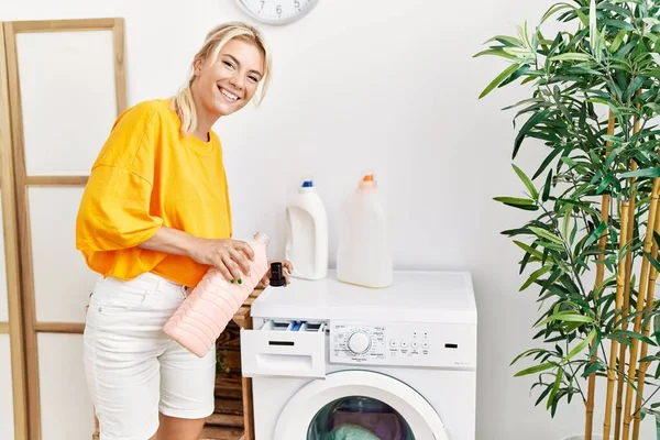 Jong Blond Meisje Doet Wassen Houden Wasmiddel Fles Thuis — Stockfoto
