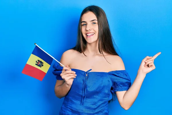 Jong Brunette Tiener Holding Moldova Vlag Glimlachen Gelukkig Wijzend Met — Stockfoto