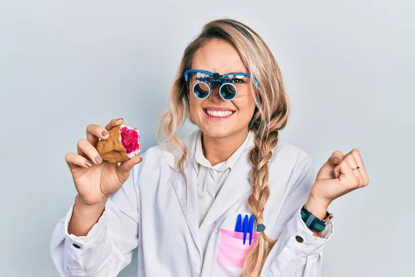 Beautiful Young Blonde Woman Holding Geode Stone Wearing Magnifier Glasses — Stock Photo, Image
