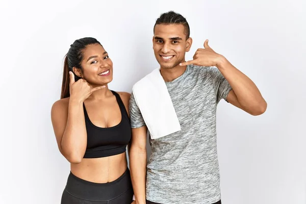 Pareja Latina Joven Usando Ropa Deportiva Pie Sobre Fondo Aislado —  Fotos de Stock