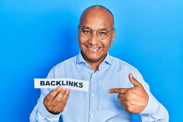Middle Age Latin Man Holding Paper Backlinks Message Pointing Finger — Stock Photo, Image