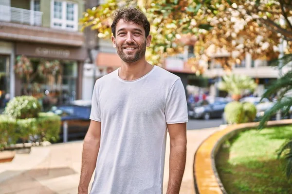 Ung Latinamerikansk Man Ler Säker Promenader Parken — Stockfoto