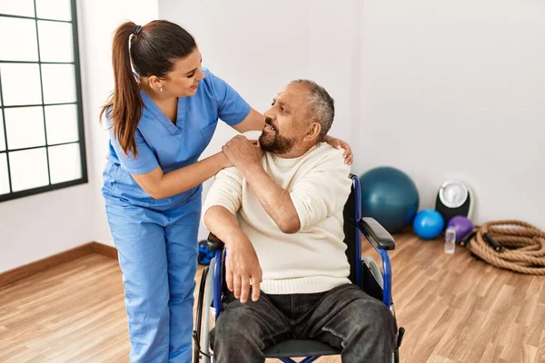 Hombre Mayor Sentado Silla Ruedas Enfermera Geriátrica Clínica Rehabilitación —  Fotos de Stock