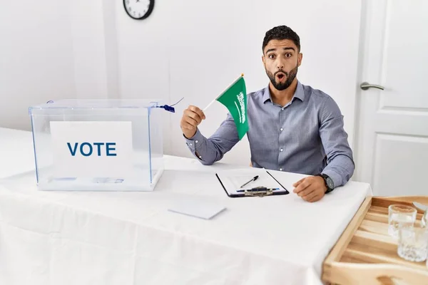 Joven Hombre Guapo Con Barba Las Elecciones Campaña Política Con —  Fotos de Stock