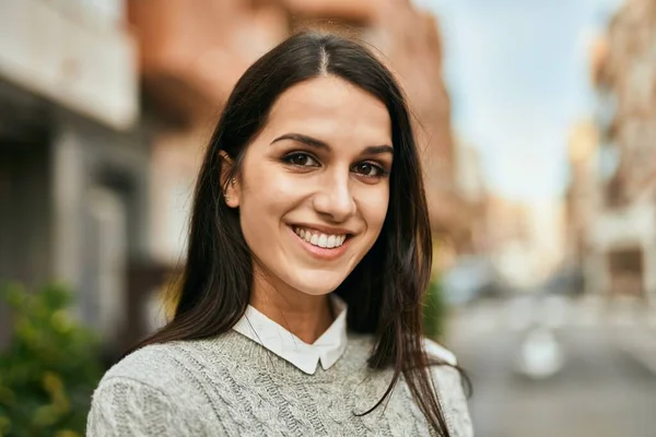 Μια Νεαρή Ισπανίδα Χαμογελαστή Ευτυχισμένη Στέκεται Στην Πόλη — Φωτογραφία Αρχείου