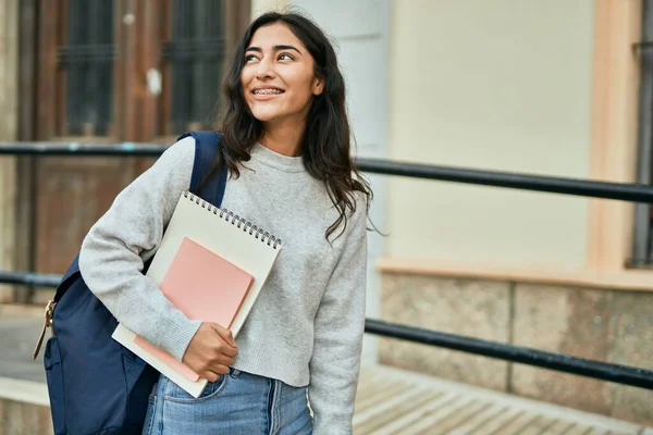 Giovane Studentessa Del Medio Oriente Sorridente Felice Libro Tenuta Città — Foto Stock