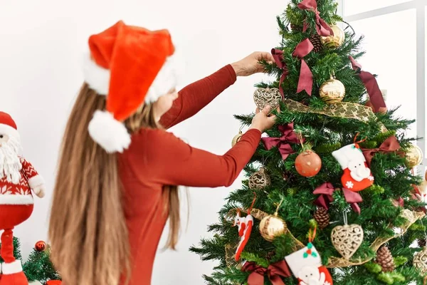 Young Caucasian Woman Back View Decorating Christmas Tree Home — Φωτογραφία Αρχείου