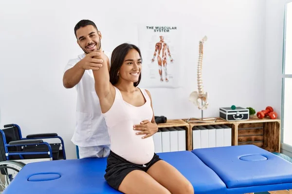 Latijnse Man Vrouw Dragen Fysiotherapeut Uniform Tijdens Een Zwangerschapsafkicksessie Fysiotherapie — Stockfoto