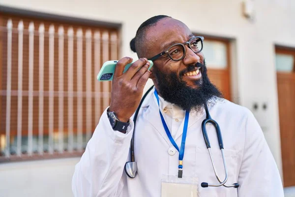 Ung Afrikansk Amerikansk Man Bär Läkare Uniform Lyssna Ljud Meddelande — Stockfoto