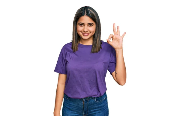 Молода Іспаномовна Дівчина Повсякденній Фіолетовій Сорочці Посміхається Позитивно Роблячи Знак — стокове фото