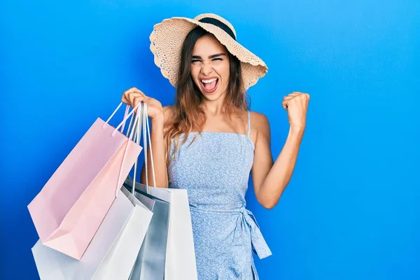 Menina Hispânica Jovem Segurando Sacos Compras Gritando Orgulhoso Celebrando Vitória — Fotografia de Stock