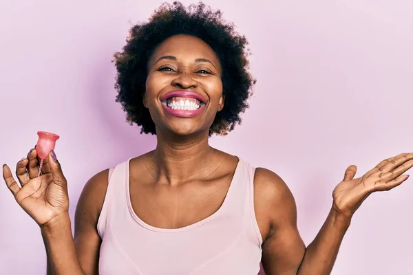 Jovem Afro Americana Segurando Copo Menstrual Celebrando Vitória Com Sorriso — Fotografia de Stock