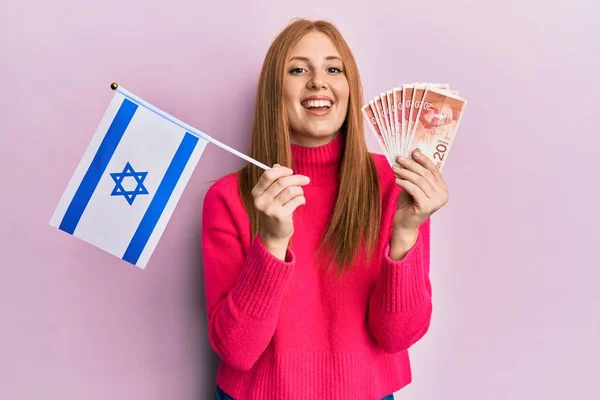 Junge Irin Mit Israel Flagge Und Schekel Banknoten Lächelnd Und — Stockfoto