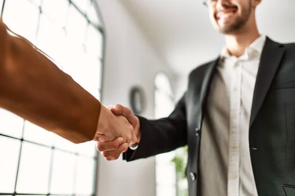 Dos Trabajadores Negocios Estrechando Mano Oficina — Foto de Stock