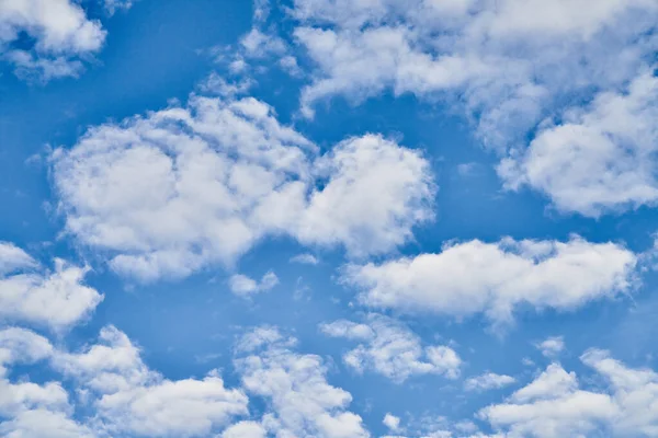 Prachtige Blauwe Lucht Met Wolken Een Zonnige Dag — Stockfoto