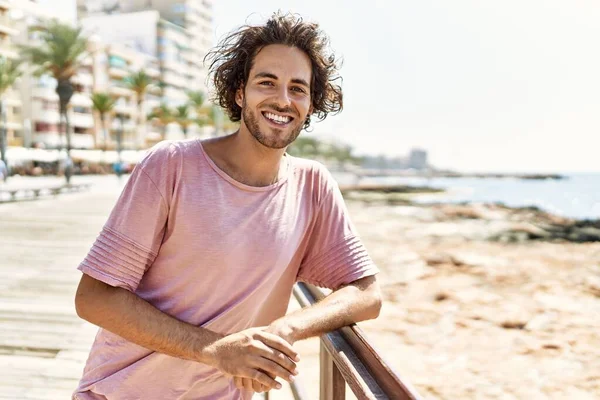 Jovem Hispânico Sorrindo Feliz Praia — Fotografia de Stock