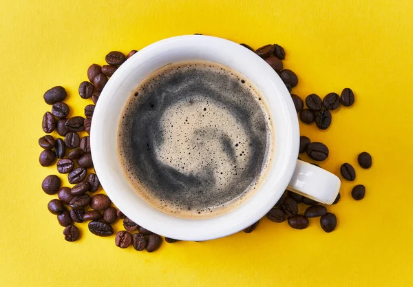 Una Tazza Espresso Chicchi Caffè Sfondo Giallo — Foto Stock