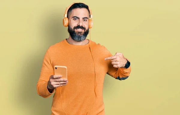 Spaanse Man Met Baard Met Behulp Van Smartphone Het Dragen — Stockfoto