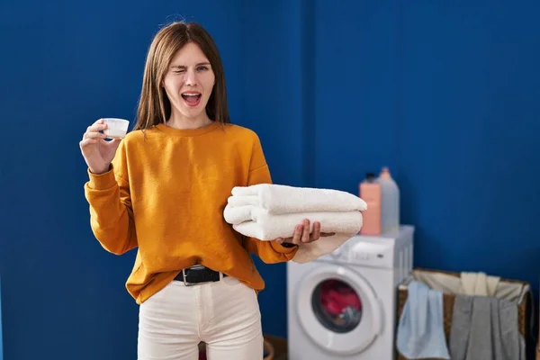 Ung Brunett Kvinna Som Håller Tvättmedel Och Ren Tvätt Blinkar — Stockfoto