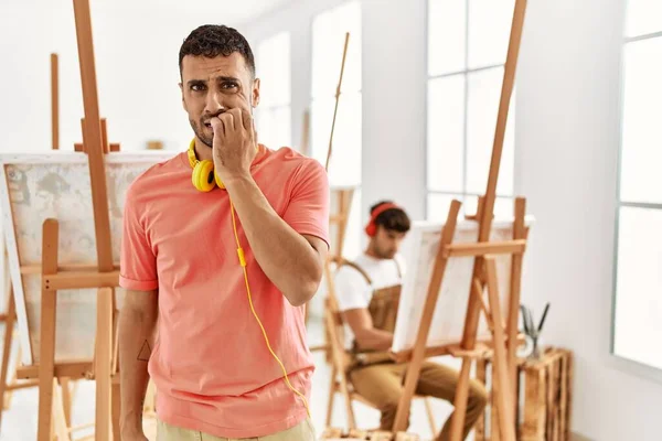 Ung Latinamerikan Konststudio Ser Stressad Och Nervös Med Händerna Bitna — Stockfoto