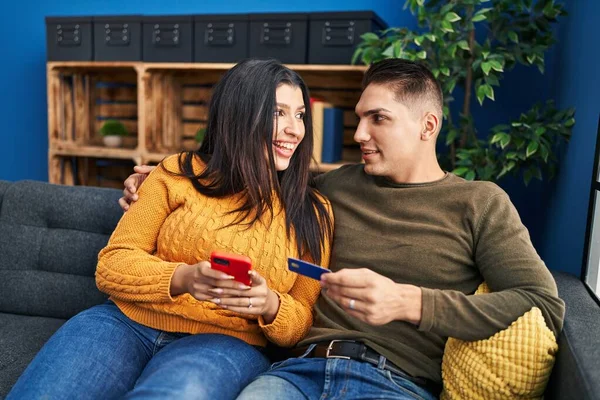 Man Woman Couple Using Smartphone Credit Card Home — Stock Photo, Image