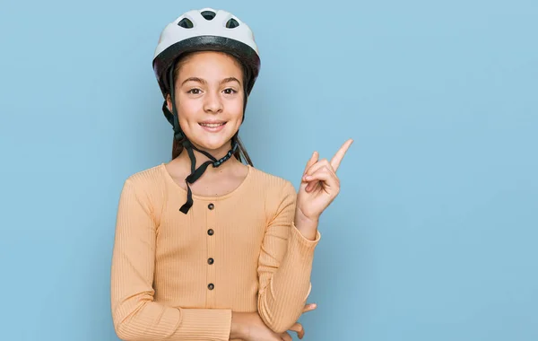 Menina Morena Bonita Usando Capacete Bicicleta Sorrindo Feliz Apontando Com — Fotografia de Stock