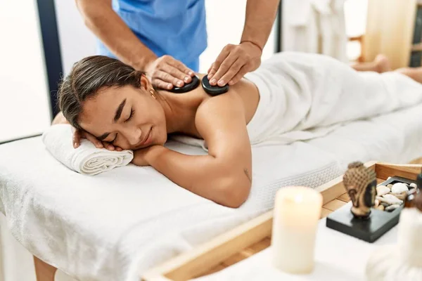Latin Homme Femme Portant Physiothérapie Massage Retour Utilisant Des Pierres — Photo