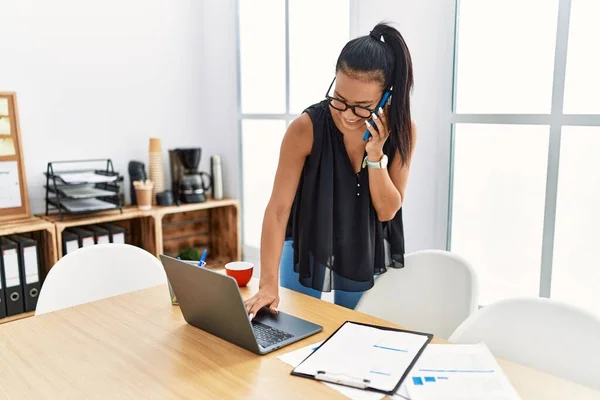 Mujer Latina Joven Hablando Teléfono Inteligente Trabajando Oficina —  Fotos de Stock