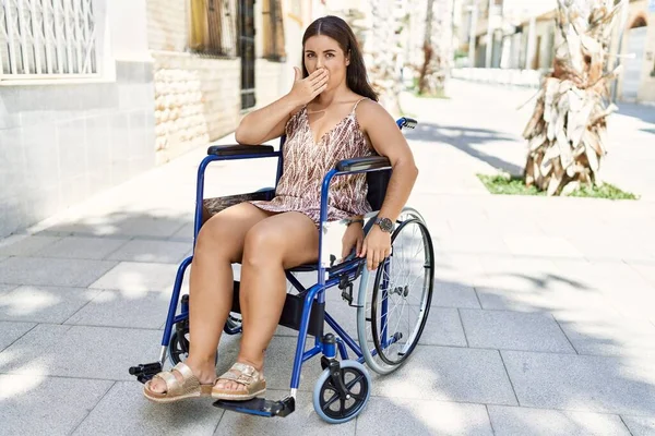 Jovem Morena Sentada Cadeira Rodas Livre Cobrindo Boca Com Mão — Fotografia de Stock