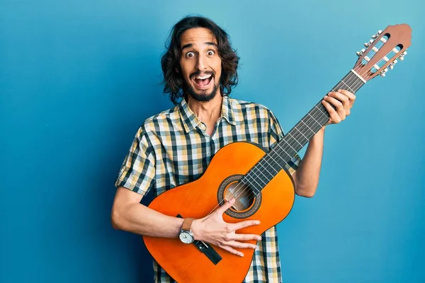 Jeune Homme Hispanique Jouant Guitare Classique Célébrant Fou Étonné Pour — Photo