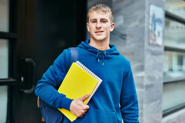 Ung Blond Student Ler Glad Innehav Bok Och Anteckningsbok Vid — Stockfoto