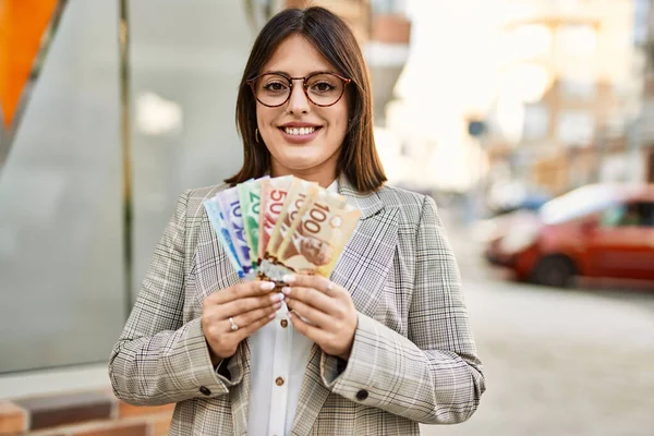 Young Hispanic Businesswoman Smiling Happy Holding Canandian Dollars City — Stock Photo, Image