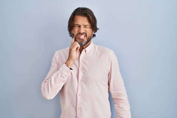 歯の痛みや歯の病気のために痛みを伴う表現で手で手に触れるエレガントなシャツの背景を身に着けているハンサムな中年の男性 歯科医 — ストック写真
