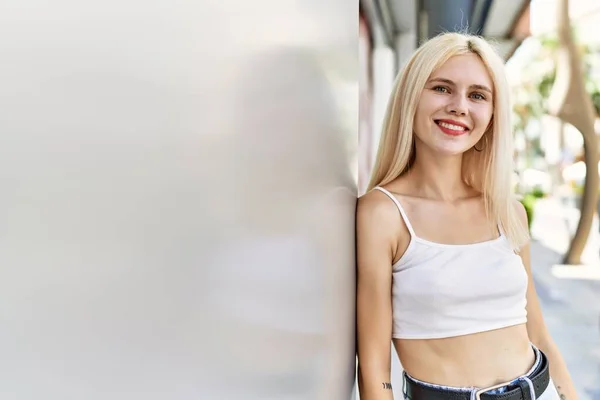 Молода Блондинка Посміхається Щаслива Стоячи Місті — стокове фото