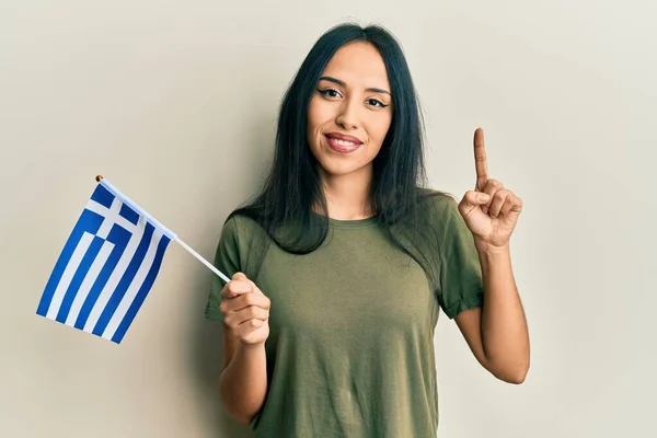 Νεαρή Ισπανίδα Που Κρατά Σημαία Της Ελλάδας Χαμογελώντας Μια Ιδέα — Φωτογραφία Αρχείου
