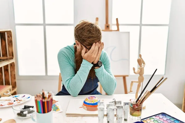 红头发的男人 留着长胡子 一边哭一边用双手捂着脸 在艺术工作室里画着黏土碗 抑郁症的概念 — 图库照片