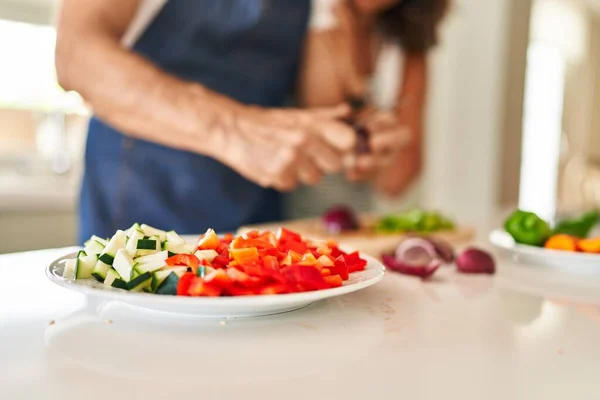 Middelbare Leeftijd Spaanse Paar Koken Keuken — Stockfoto