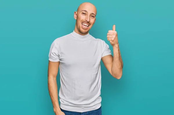 Homem Careca Com Barba Vestindo Camiseta Branca Casual Sorrindo Com — Fotografia de Stock