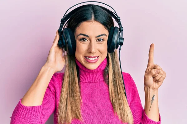 Mujer Hispana Joven Escuchando Música Usando Auriculares Sonriendo Con Una — Foto de Stock
