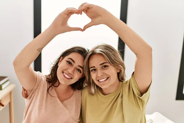 Young Couple Smiling Happy Doing Heart Symbol Hands Bedroom — Stock Photo, Image
