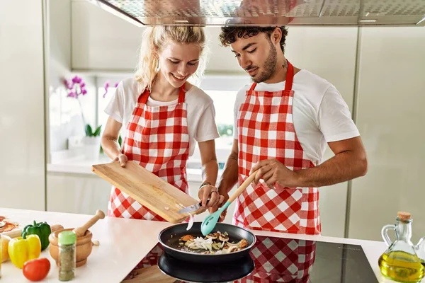 Jong Paar Glimlachen Gelukkig Koken Met Behulp Van Koekenpan Keuken — Stockfoto