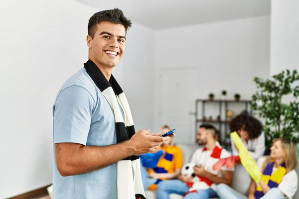 Grupo Jóvenes Amigos Viendo Apoyando Partido Fútbol Hombre Usando Teléfono — Foto de Stock