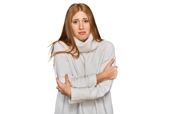 Wanita Irlandia Muda Mengenakan Sweater Musim Dingin Yang Kasual Gemetar — Stok Foto