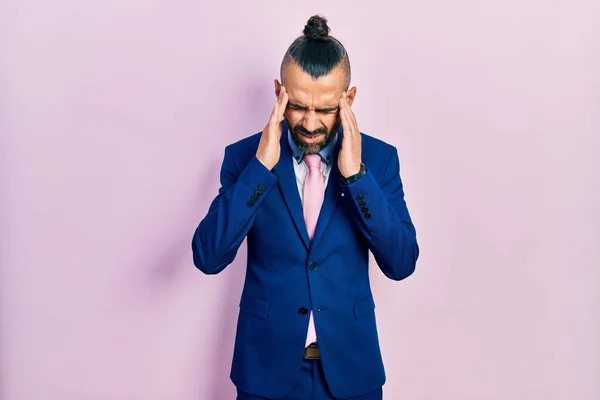 Jovem Hispânico Vestindo Terno Negócios Gravata Com Mão Cabeça Dor — Fotografia de Stock