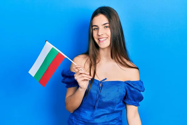 Jong Brunette Tiener Holding Bulgaria Vlag Kijken Positief Gelukkig Staan — Stockfoto