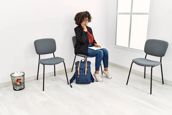 Młoda Afroamerykanka Rozmawia Smartfonie Siedząc Krześle Poczekalni — Zdjęcie stockowe