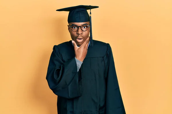 Νεαρός Αφροαμερικάνος Καπέλο Αποφοίτησης Και Ρόμπα Τελετής Γοητευμένος Από Δυσπιστία — Φωτογραφία Αρχείου