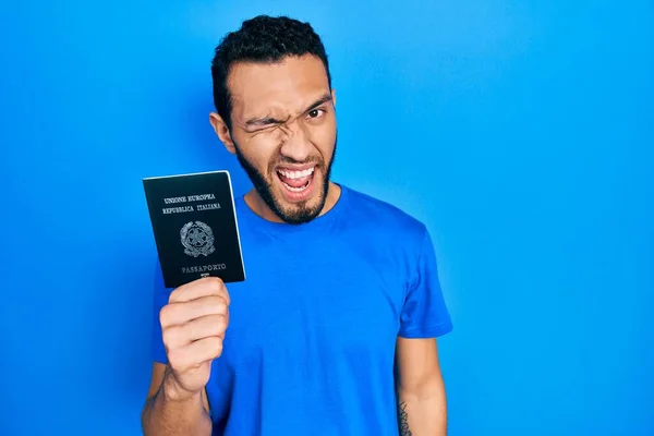 Hiszpan Brodą Włoskim Paszportem Mrugający Kamery Seksowną Ekspresją Wesołą Szczęśliwą — Zdjęcie stockowe