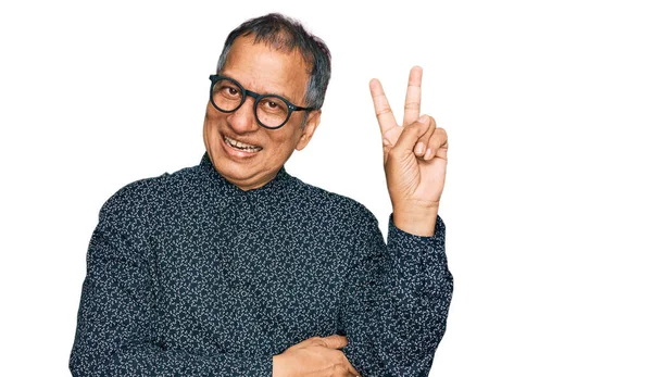 Középkorú Indián Férfi Alkalmi Ruhában Szemüvegben Mosolyogva Boldog Arccal Kacsintott — Stock Fotó